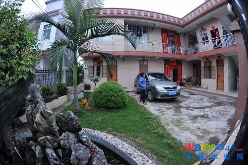 在廣西玉林市玉東新區(qū)茂林鎮(zhèn)金谷村,一戶村民在自家院子里種上了草坪。村里環(huán)境改善了,也調(diào)動(dòng)了村民美化環(huán)境的積極性。(新華社記者 周華 攝)